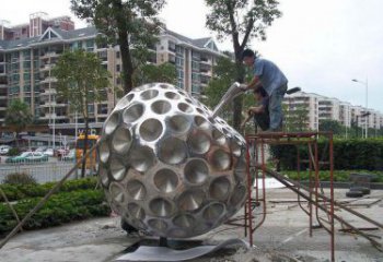 南阳精心打造的街边苹果雕塑