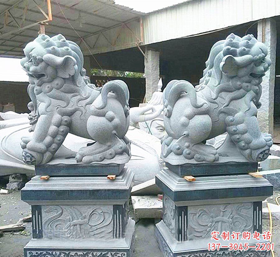 南阳南方狮子献钱狮石雕,精美狮子雕塑为您庆祝