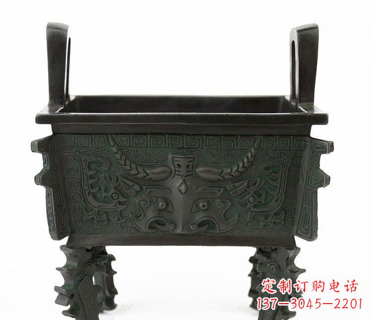 南阳精致的牛头铜鼎铜雕