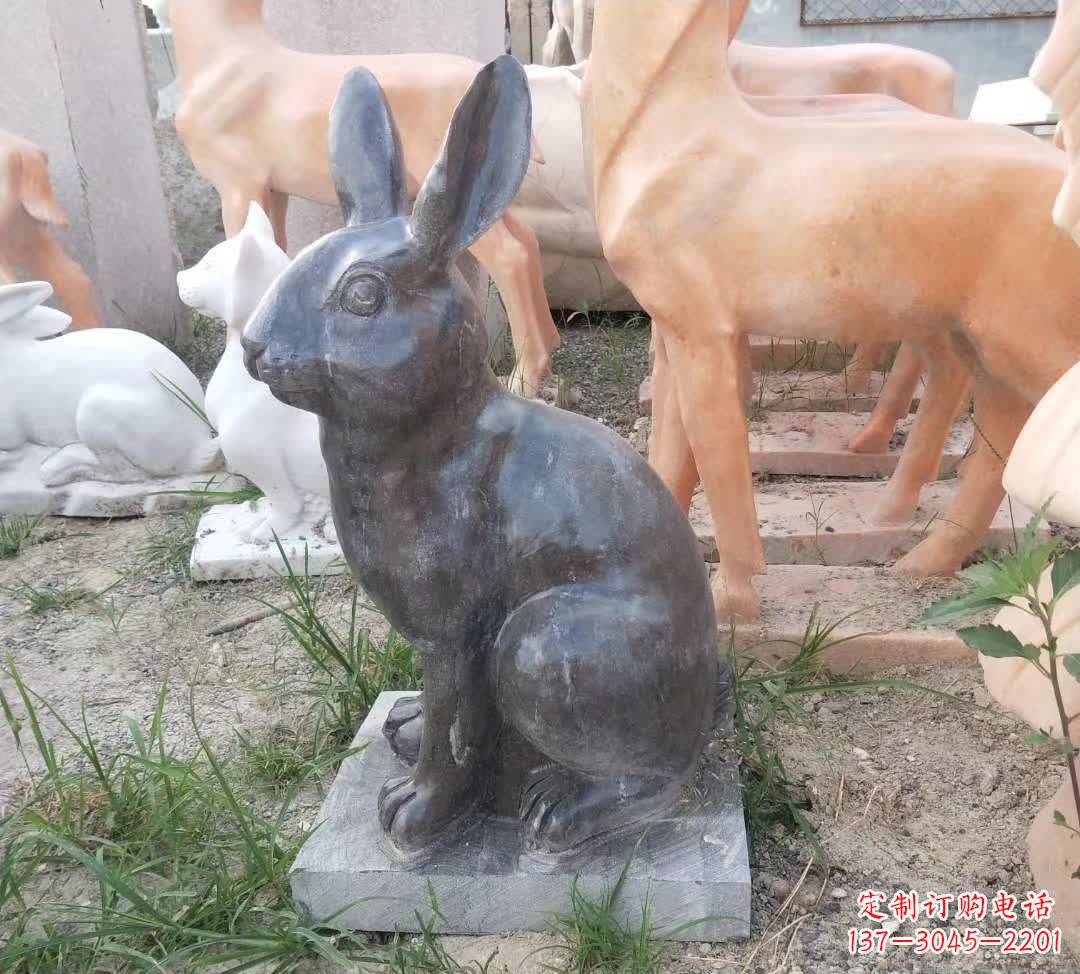 南阳青石公园兔子雕塑,实惠的艺术装点