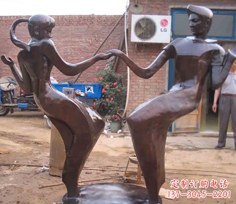 南阳时尚多彩的情侣雕塑