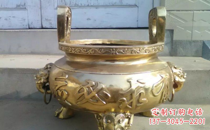 南阳壮丽威猛的三足香炉铜雕