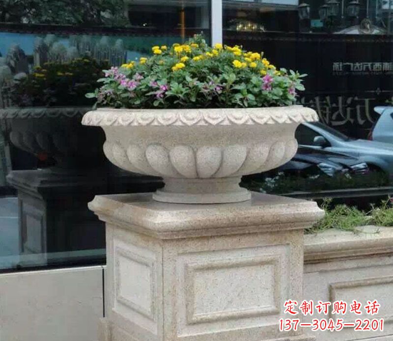 南阳商场门口大理石花盆景观雕塑