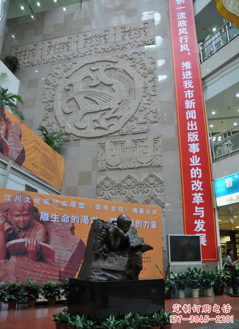 南阳令人惊叹的小女孩景观铜雕