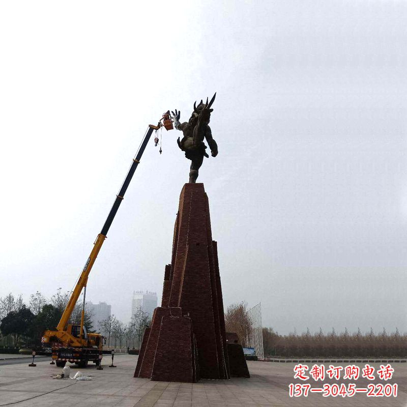 南阳神话传说中的夸父逐日雕塑