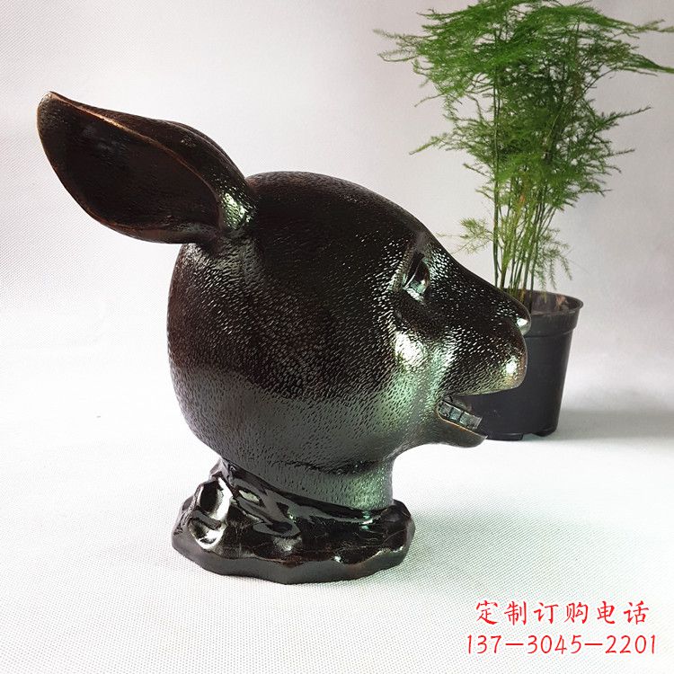南阳表彰传统的中国生肖兔铜铸雕塑