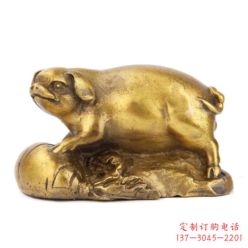 南阳铸铜鎏金猪雕塑时尚炫彩,精致温馨