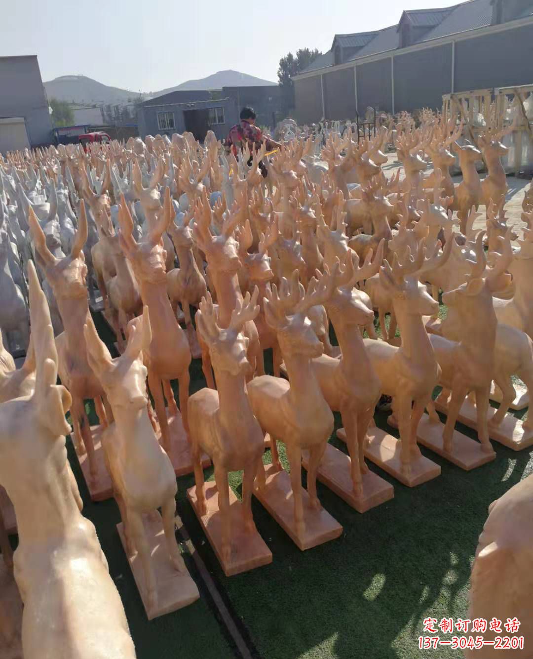 南阳红梅花鹿雕塑,美丽而优雅