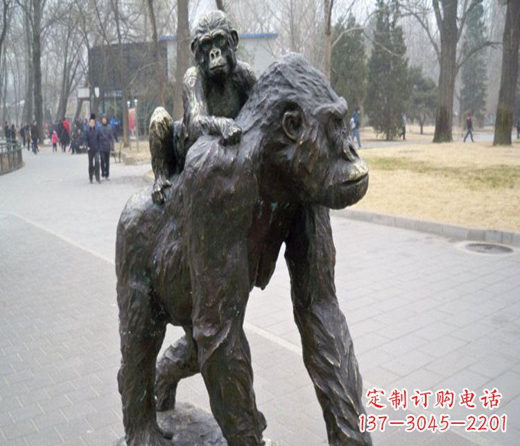 南阳多姿多彩的猩猩雕塑