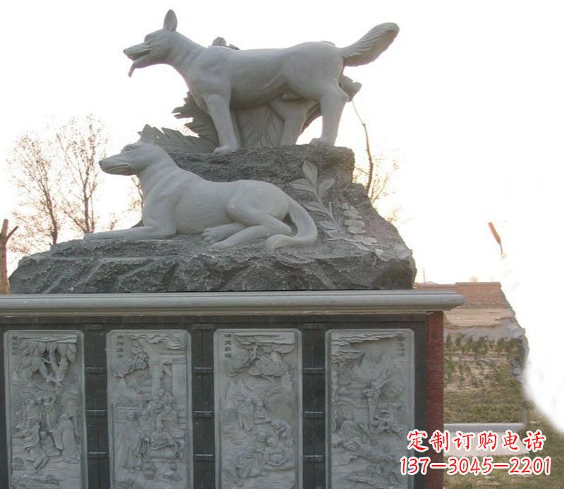 南阳体现艺术灵感的两只狗公园动物雕塑