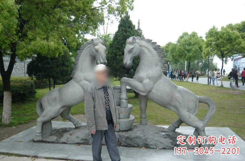 南阳以马为主题的石雕艺术品