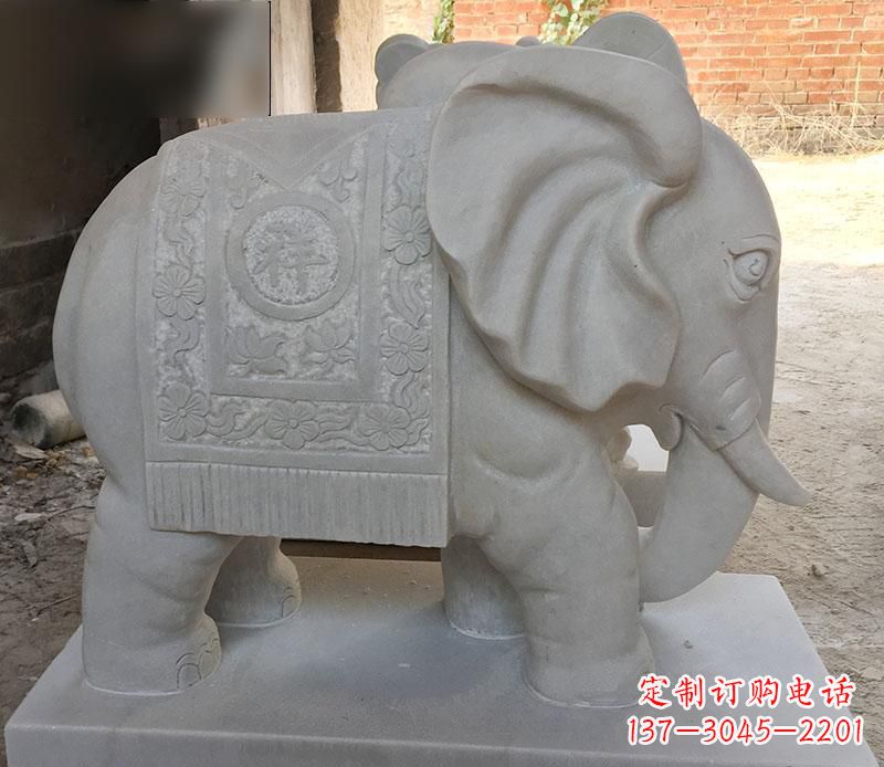 南阳风格多样的大象雕塑
