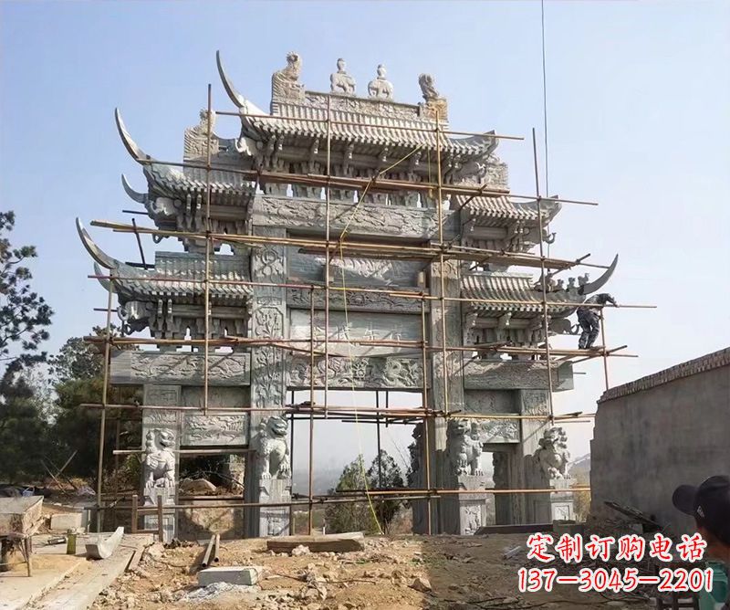南阳石牌坊外东侧的龙凤雕塑