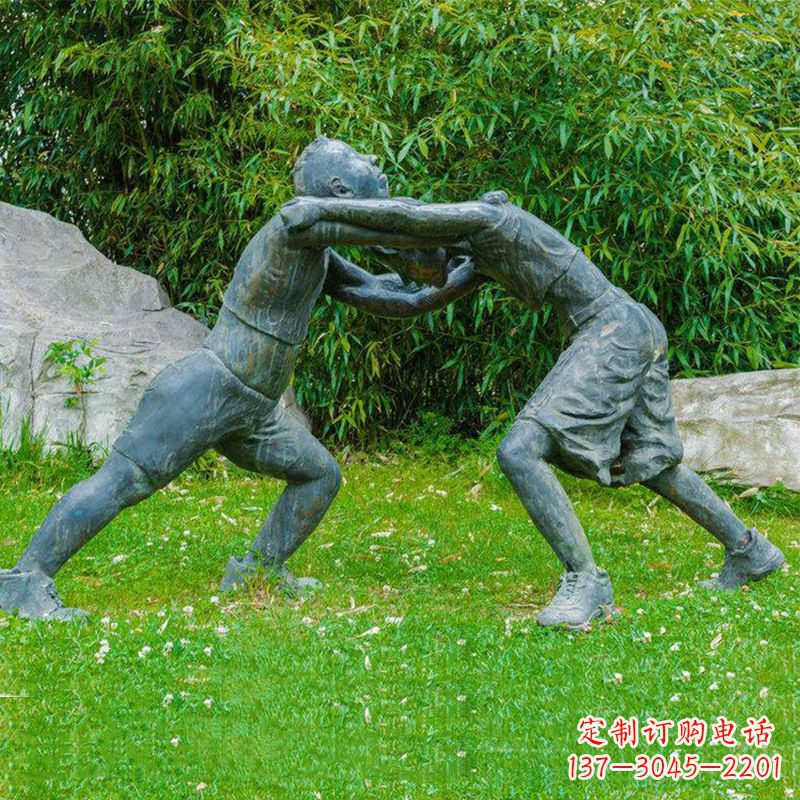 南阳摔跤运动小孩公园草坪铜雕