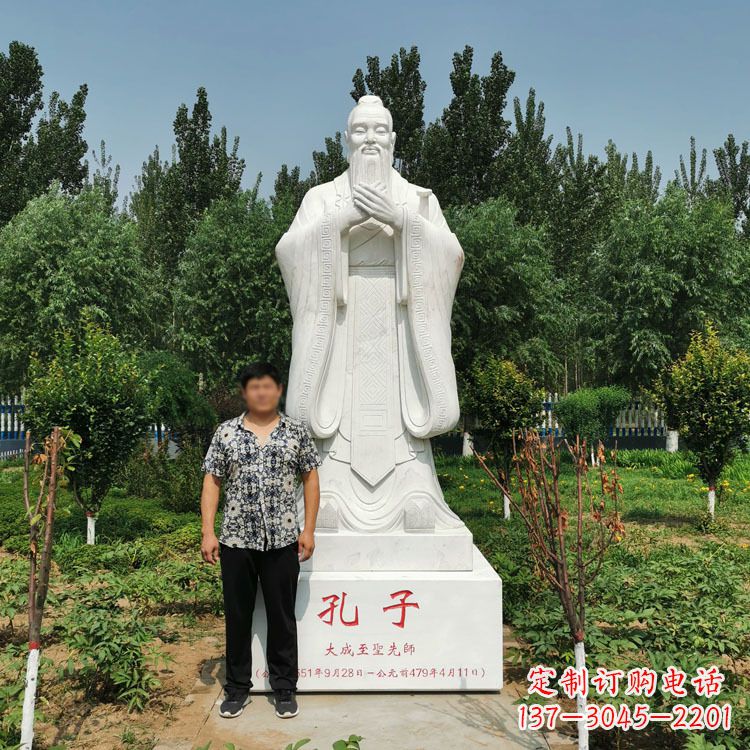 南阳寺庙孔子雕像