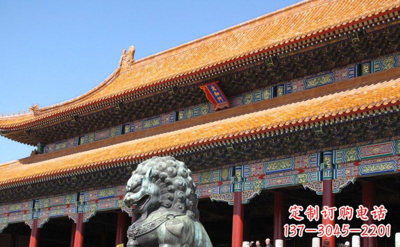 南阳寺庙门口青铜狮子雕塑