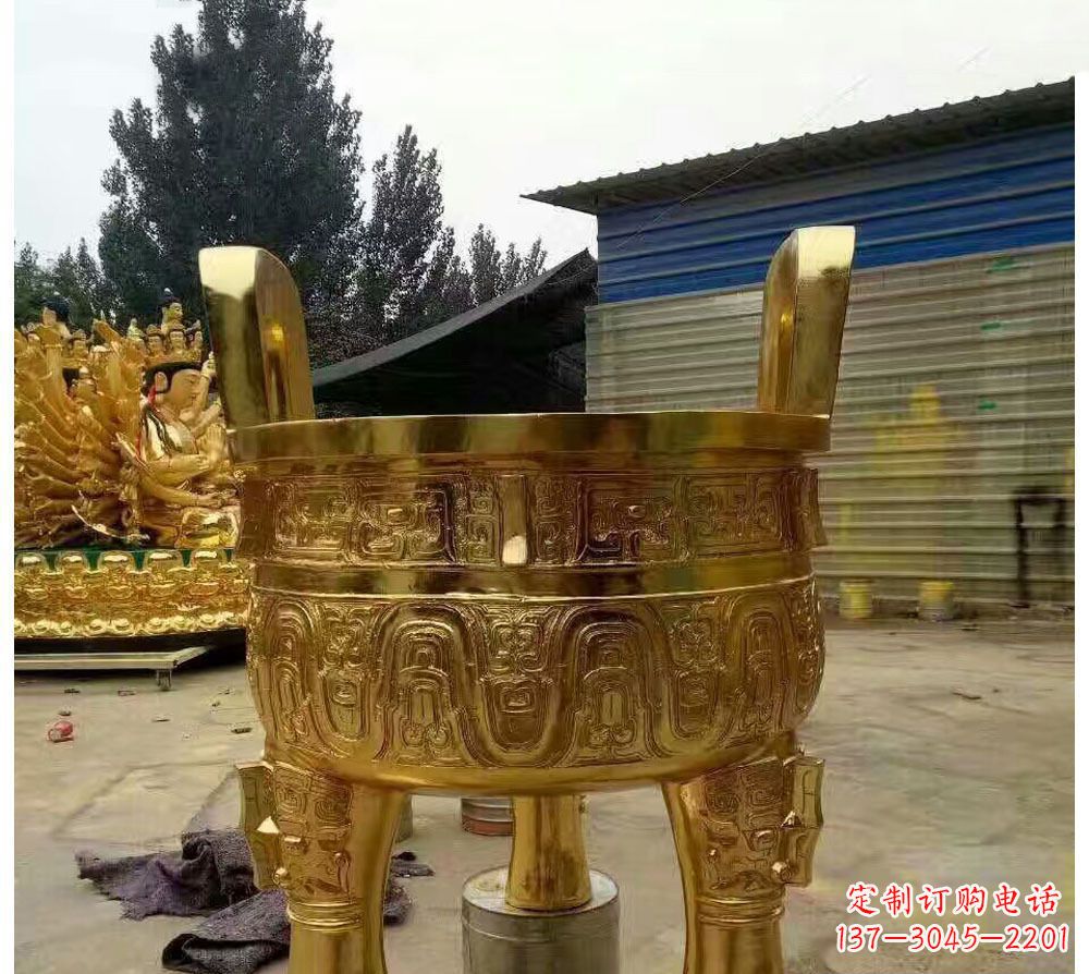 南阳寺庙三足圆形香炉铜雕