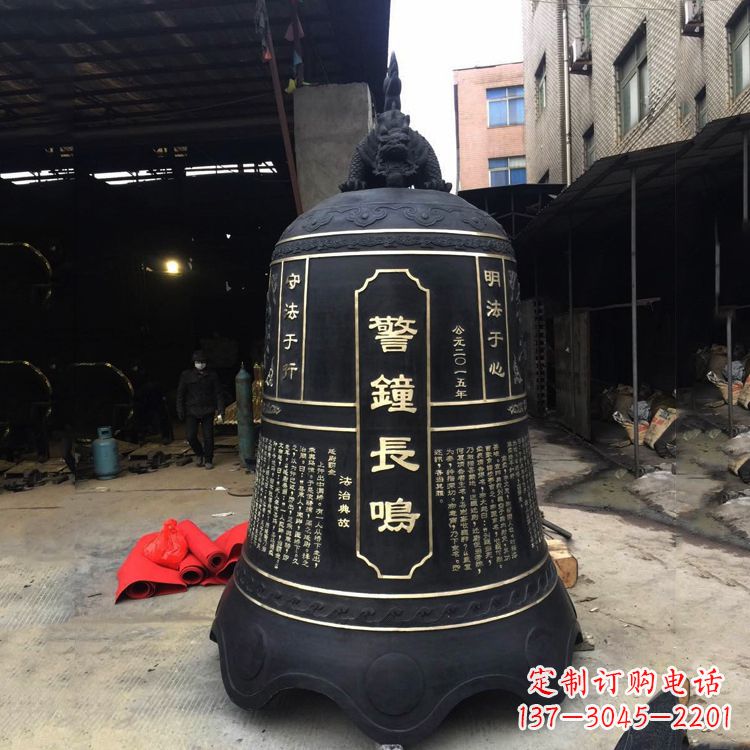南阳寺庙铜钟雕塑
