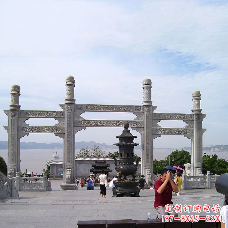 南阳寺院冲天式石雕牌坊