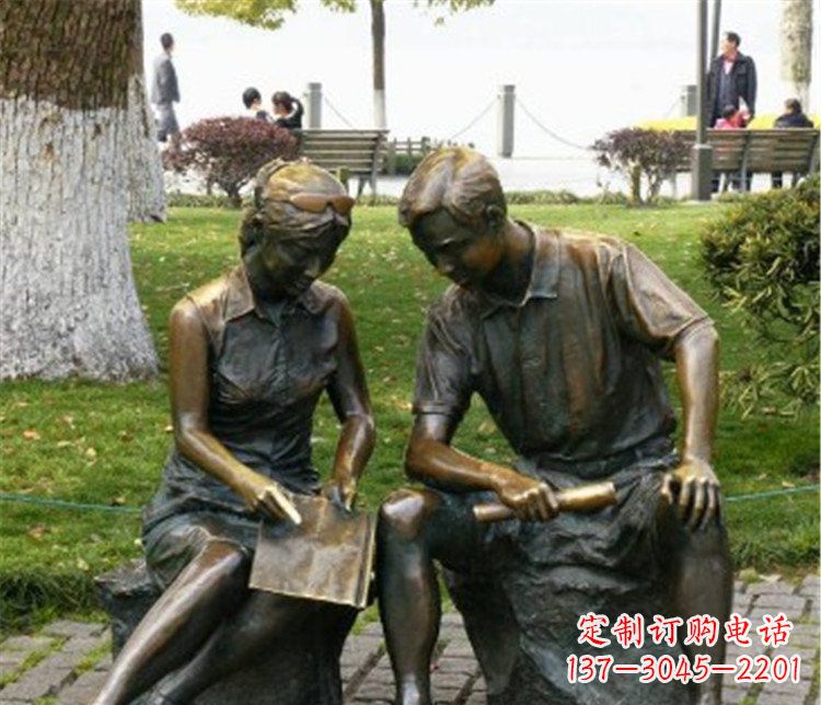 南阳讨论问题的学生铜雕
