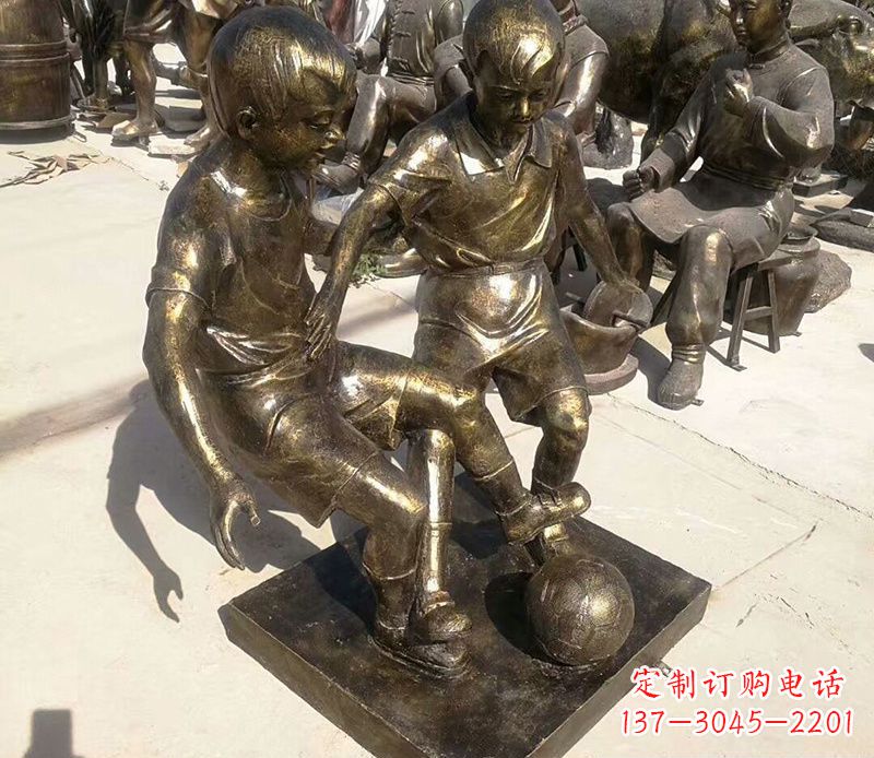 南阳踢足球的儿童铜雕