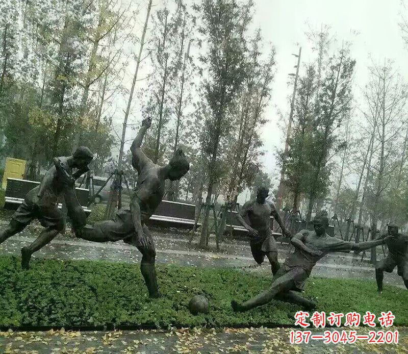 南阳踢足球公园运动人物铜雕