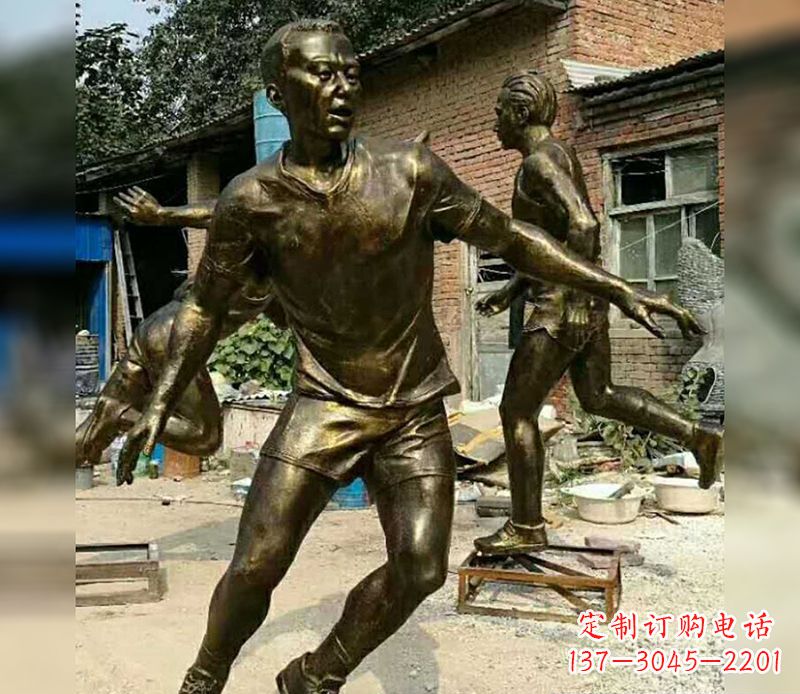 南阳踢足球广场人物铜雕