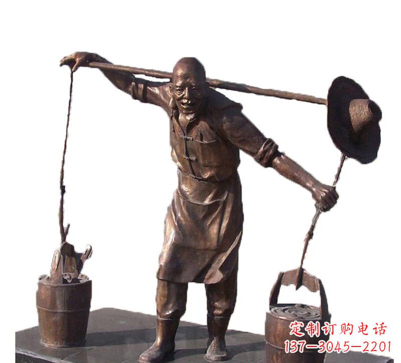 南阳挑扁担的老人铜雕