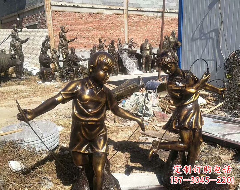 南阳跳绳的儿童铜雕