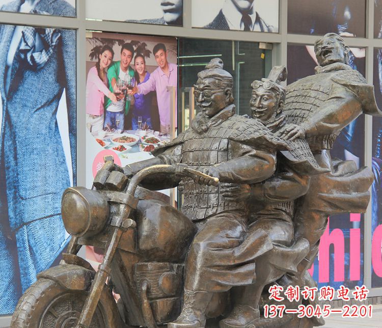 南阳铜雕步行街骑摩托人物雕塑