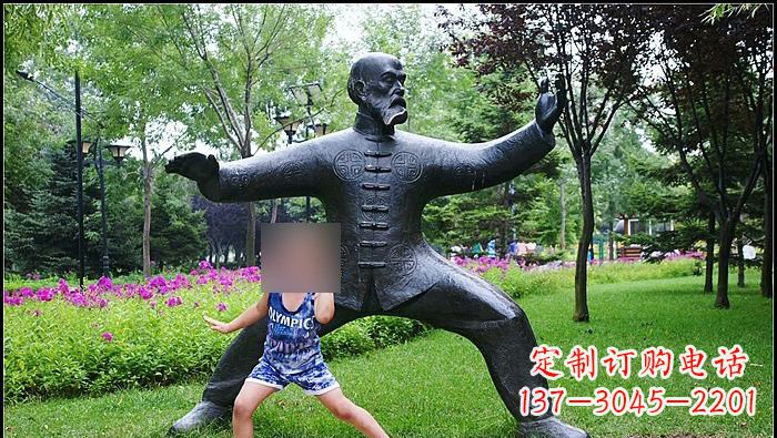 南阳铜雕打太极拳的老人