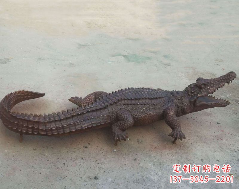 南阳铜雕鳄鱼,铸铜园林仿真动物雕塑