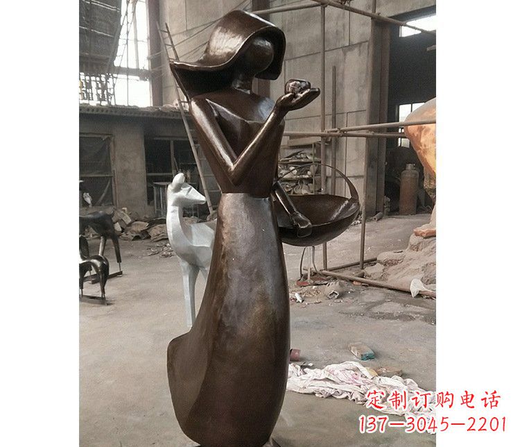 南阳铜雕逛街女孩人物雕塑