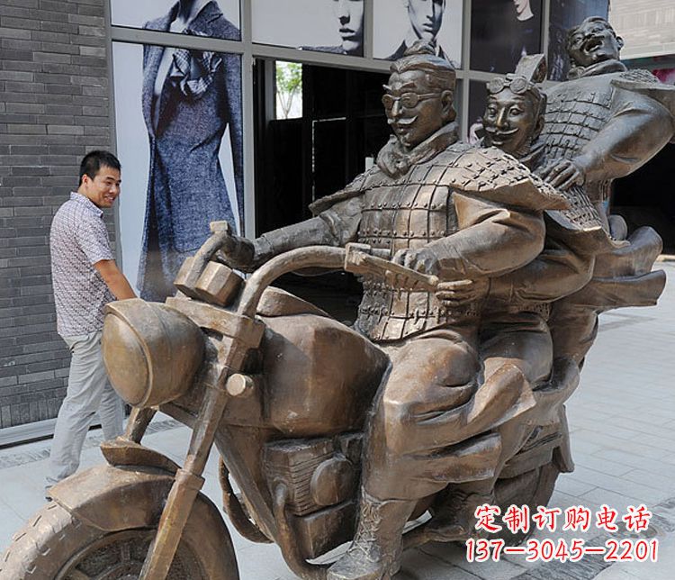 南阳铜雕街头骑摩托人物雕塑