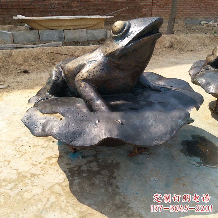 南阳铜雕青蛙喷水雕塑