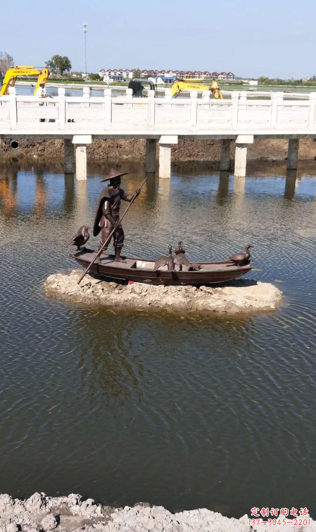 南阳铜雕渔夫撑船打鱼雕塑 湖边景观雕塑