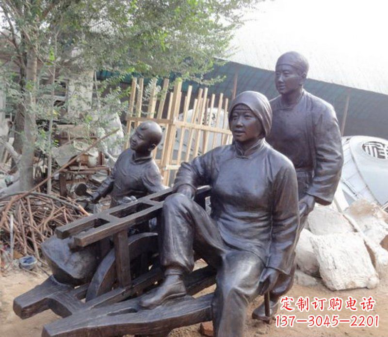 南阳推独轮车人物铜雕