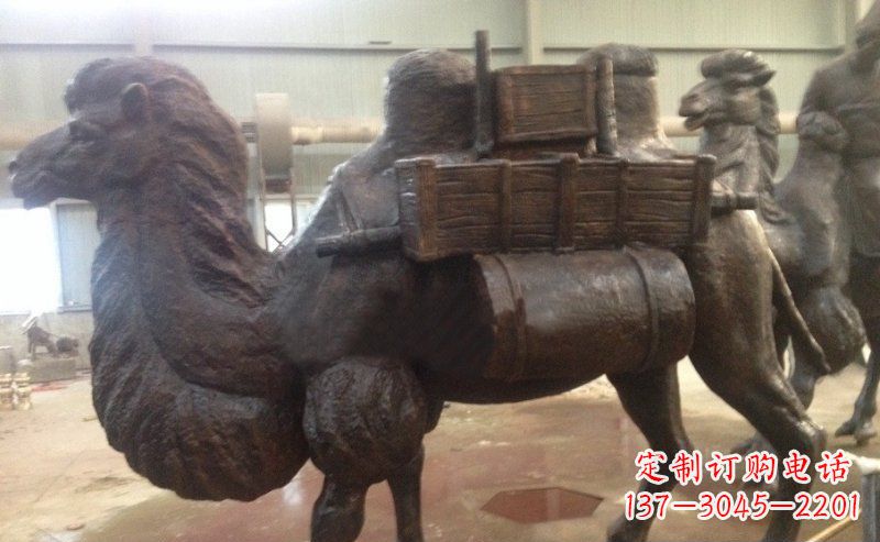 南阳驮着东西的骆驼公园动物铜雕