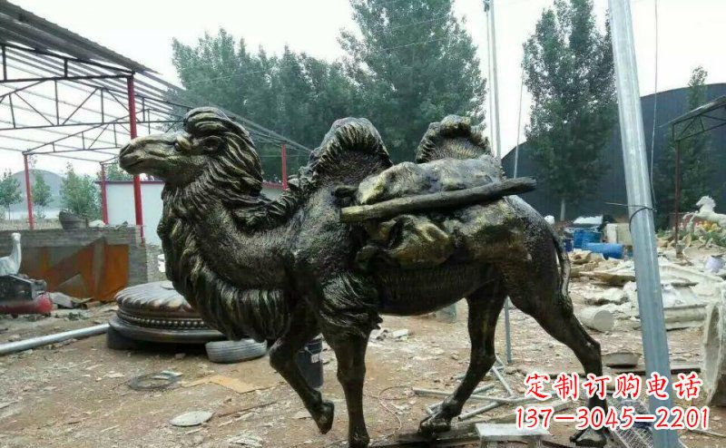 南阳驮着东西的骆驼铜雕