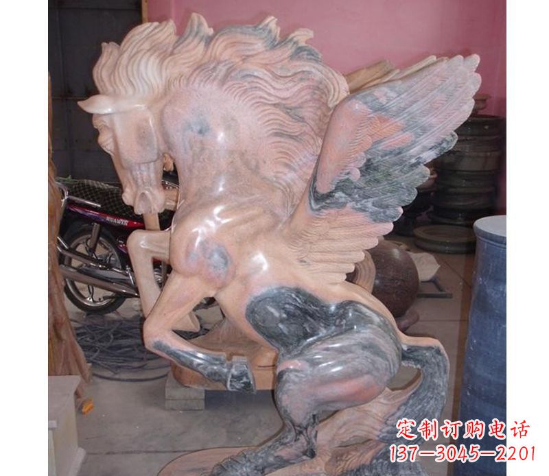 南阳晚霞红奔马石雕