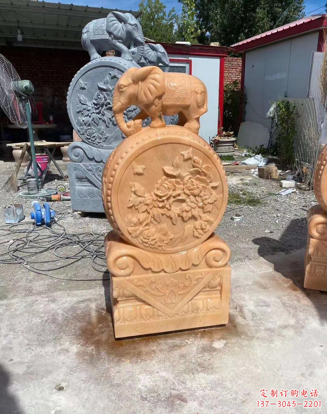 南阳晚霞红大象抱鼓石雕塑