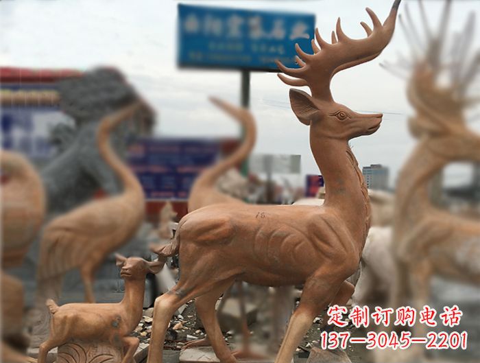 南阳晚霞红动物驯鹿公园石雕
