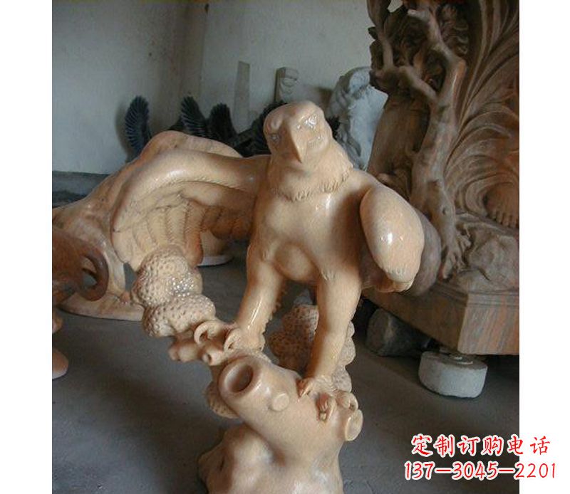 南阳晚霞红老鹰石雕 
