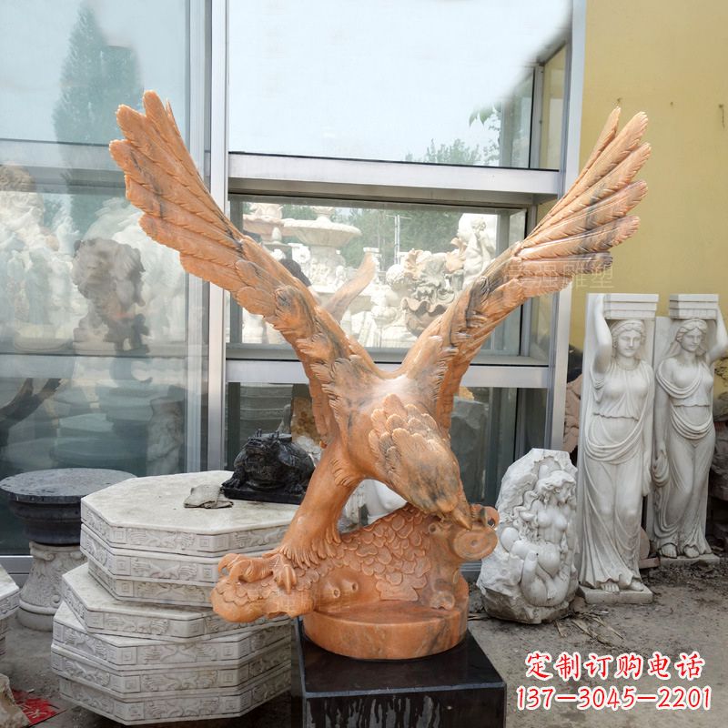 南阳晚霞红老鹰石雕塑