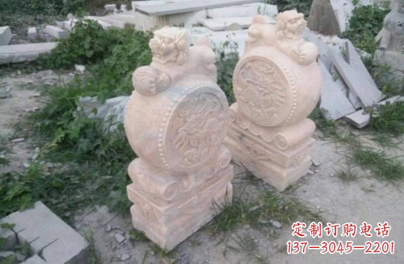 南阳晚霞红狮子门墩石雕