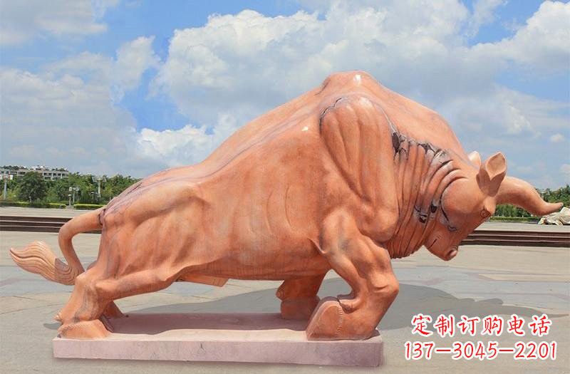 南阳晚霞红拓荒牛石雕