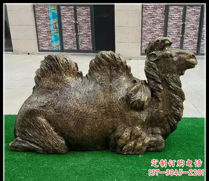 南阳卧在草地的骆驼铜雕