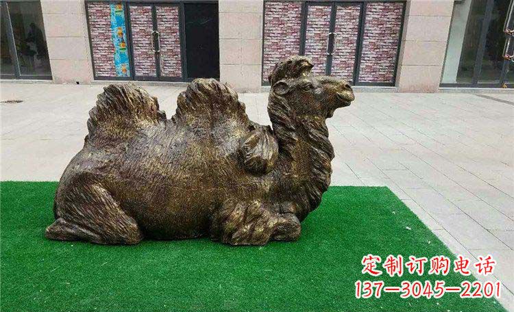 南阳卧着的骆驼动物铜雕