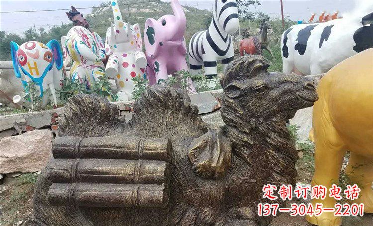 南阳卧着的骆驼动物铜雕 (2)