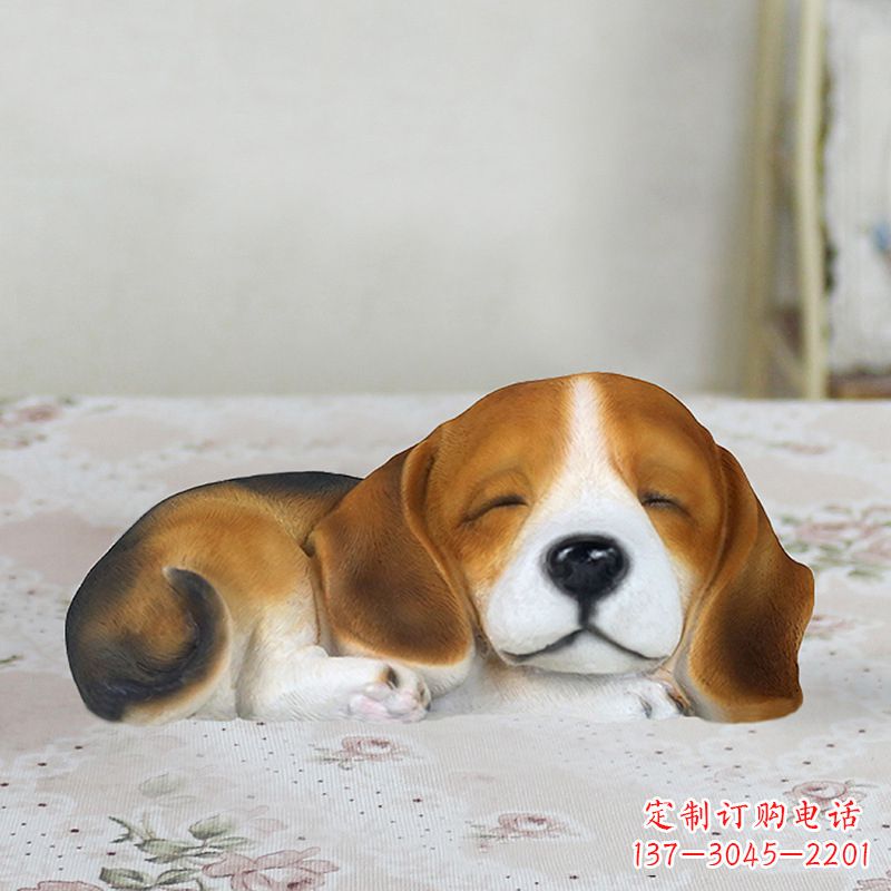 南阳卧姿比格犬仿真雕塑,睡觉的小狗狗是内美陈动物雕塑摆件